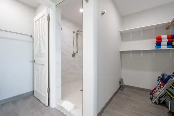 Walk-in shower with a bright and modern design