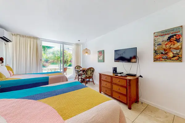 Sleep Soundly in a Double Bed with Access to Lanai