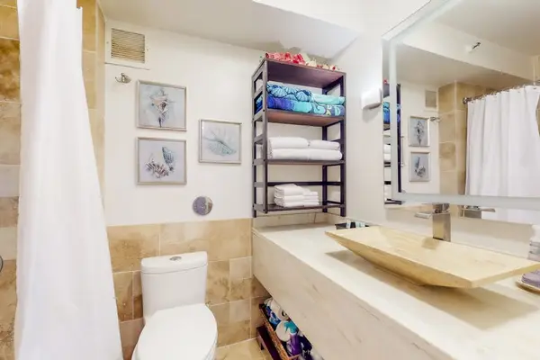 Fresh And Modern Full Bathroom