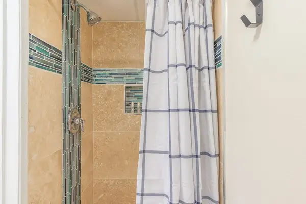 Fresh And Bright Full Bathroom