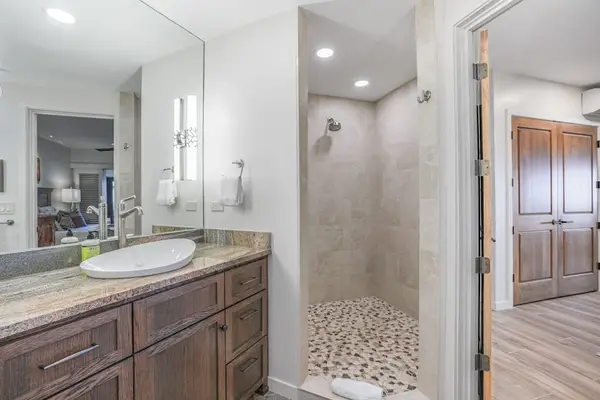 Private guest en-suite with a walk-in shower