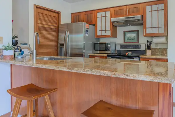 Fully Equipped Kitchen with Granite Countertops & Breakfast Bar Seating