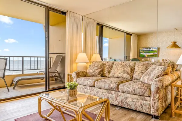 Sun-Kissed Open Lounge Embracing Ocean Breezes
