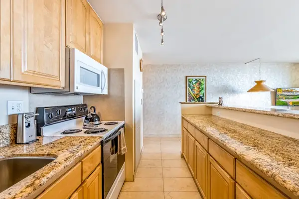 Seamless Layout To Stay Connected While Cooking