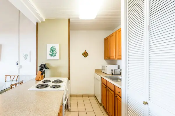 Fully equipped kitchen for home cooking