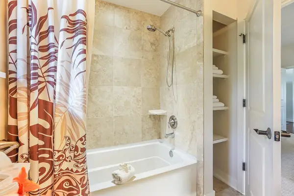 Fresh And Bright Full Bathroom