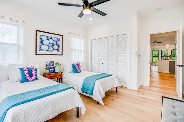 Comfortable guest room with twin beds
