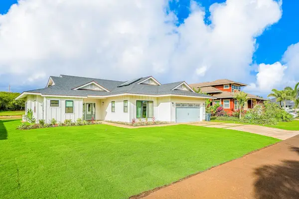 Welcoming home with a spacious front lawn
