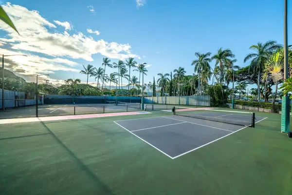Shared resort tennis courts, available for guests during their stay.
