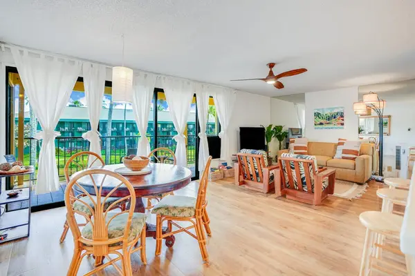 Bright Open Living For Gathering