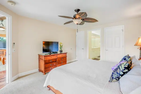 Second master suite located upstairs with king bed, ceiling fan, flat screen tv and an ensuite bathroom.