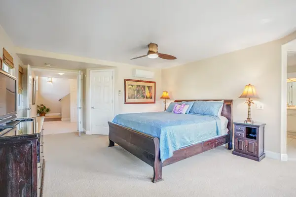 Main floor spacious master bedroom with king bed, en suite, flat screen tv and private lanai access.