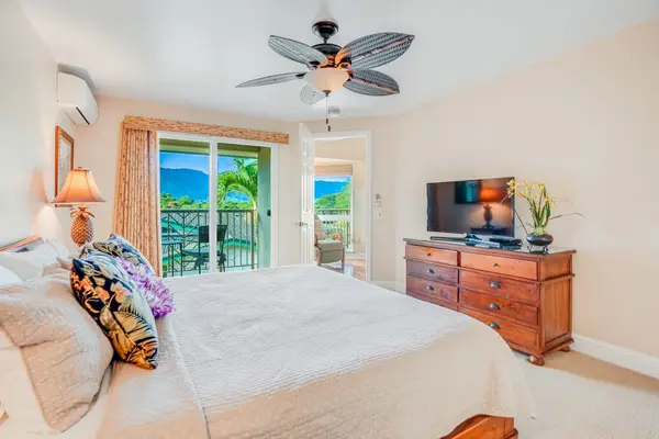 Second master suite located upstairs with king bed, ceiling fan, flat screen tv and an ensuite bathroom.