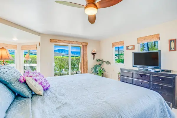 Main floor spacious master bedroom with king bed, en suite, flat screen tv and private lanai access.