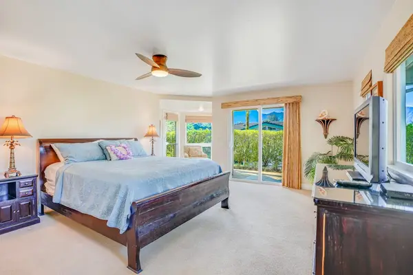 Main floor spacious master bedroom with king bed, en suite, flat screen tv and private lanai access.