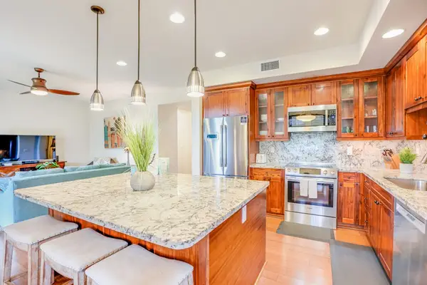 Spacious Gourmet Kitchen Retreat
