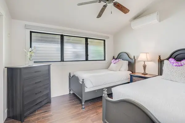 Second bedroom with two twin beds for flexible sleeping
