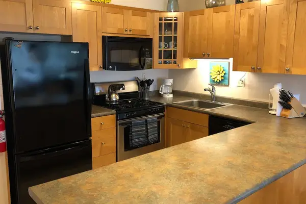 Contemporary Kitchen With Ample Workspace