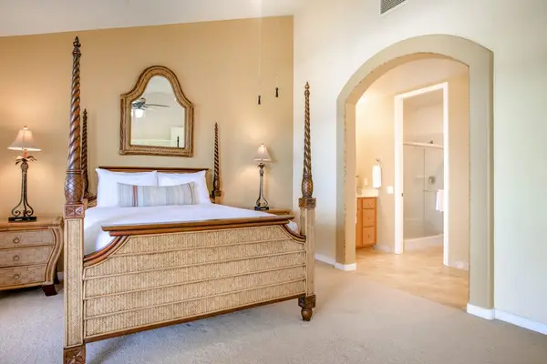 Spacious Bedroom Suite with Four-Poster Bed & En-Suite Bathroom Access