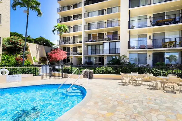 Sparkling Beachfront Resort Pool