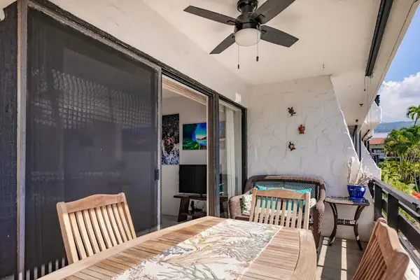 Private Covered Lanai with Ceiling Fan & Outdoor Dining