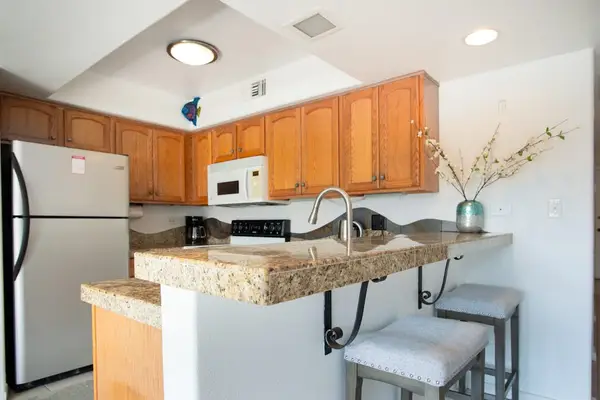 Fully Equipped Kitchen featuring Granite Breakfast Bar & Stools