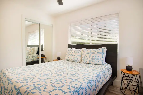 Guest room with queen bed