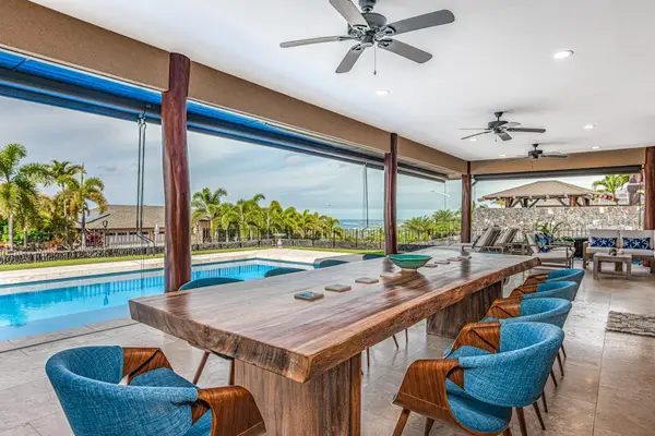 Outdoor Dining By The Pool