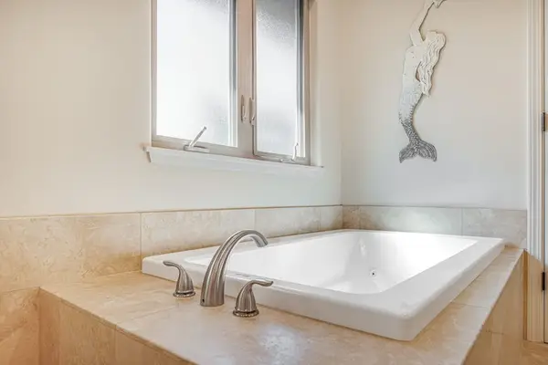 Modern Bathtub With Designer Touches