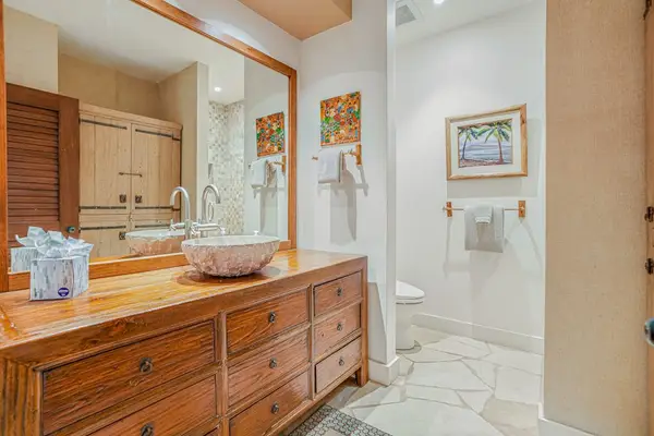 Elegant Full Bathroom With Vanity