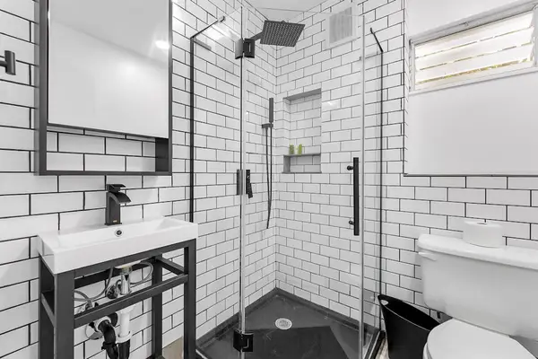Fresh, comfortable full bathroom for an easy daily routine