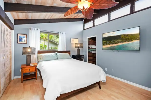 Second bedroom with island style furnishings