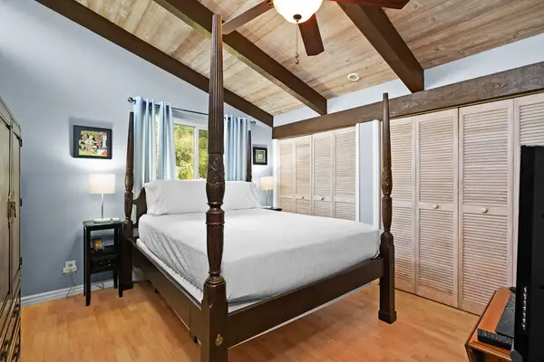First bedroom with four poster bed and daylight