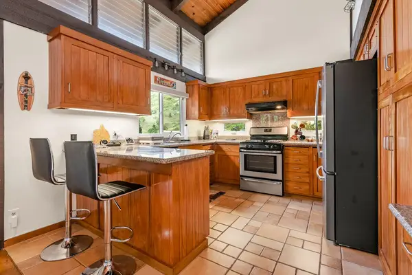 Full Kitchen with breakfast bar and cooking workspace