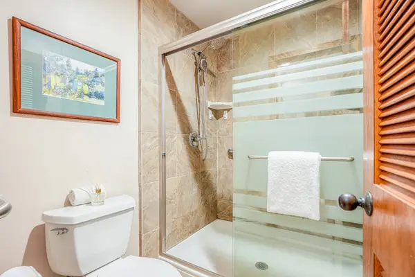 Modern bathroom with clean finishes for relaxing