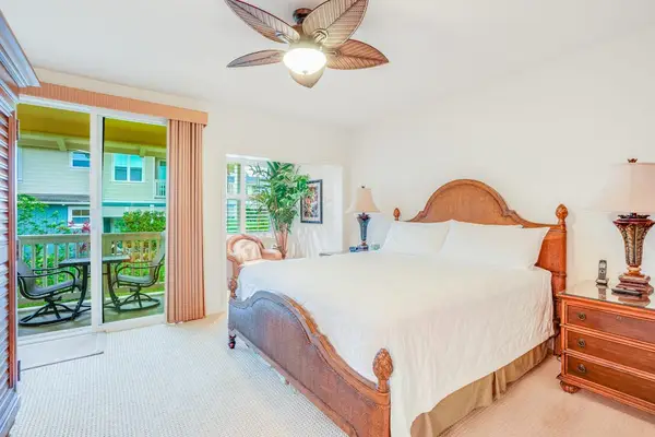 Master bedroom with king bed, en-suite bathroom and access to your private lanai.