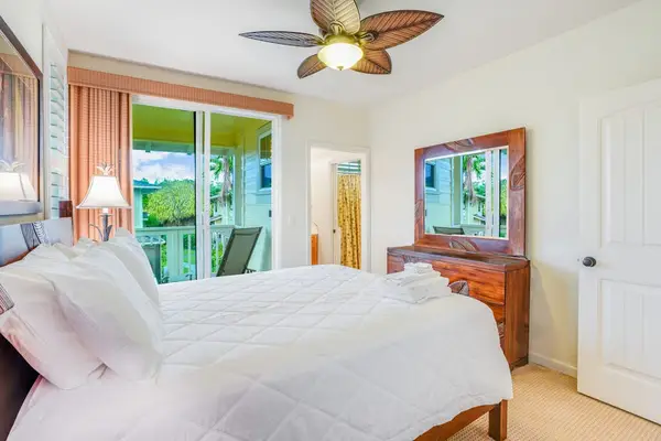 Guest room with queen bed and access to your laniai.