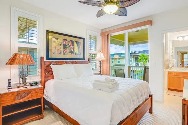 Guest room with queen bed and access to your laniai.