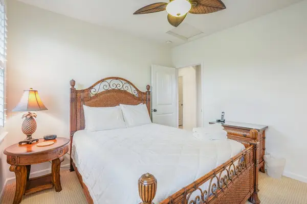 Guest bedroom with queen bed