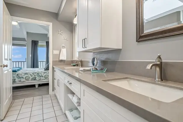 Refresh comfortably in this clean full bathroom
