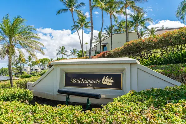 Maui Kamaole entrance sign welcomes guests amid palms and landscaping