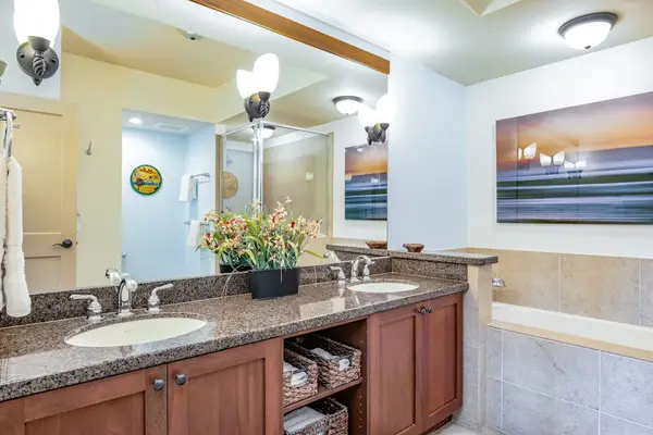 Double Vanity and Soaking Tub in Spacious Primary En-Suite