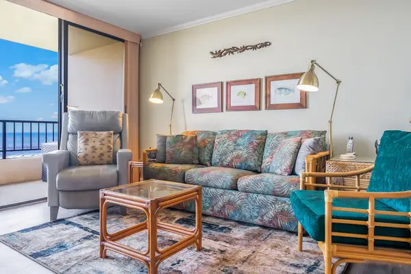 Charming Tropical Lounge Built For Evening Unwinding