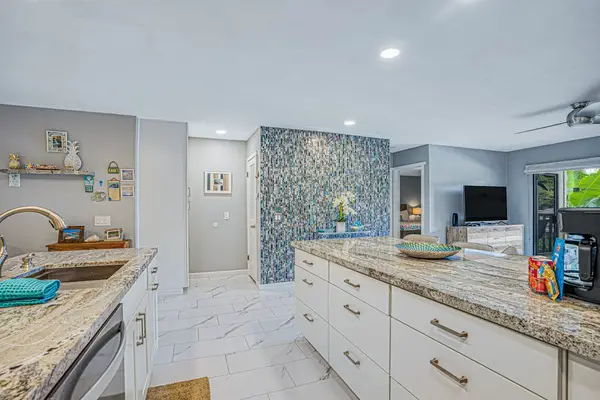 Spacious Contemporary Kitchen Retreat