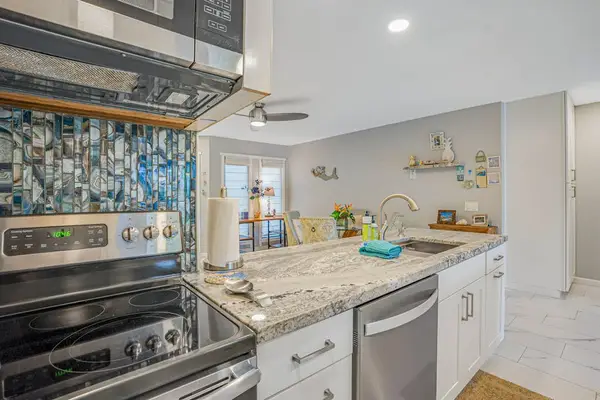 Fully Equipped Contemporary Kitchen