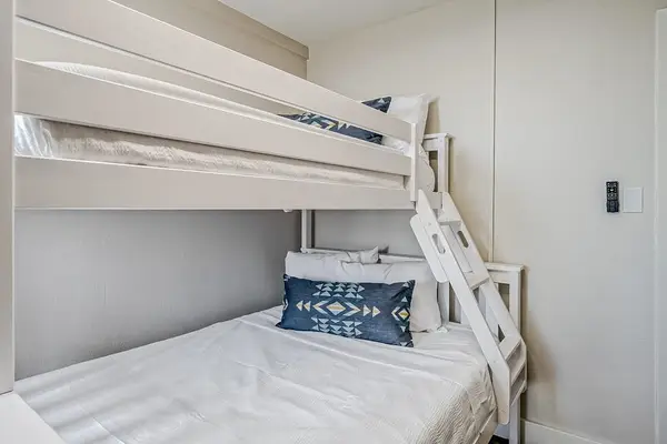Cozy Bunk Bedroom For Extra Guests