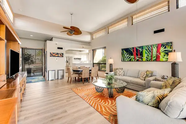 Stylish Living Room With Hawaiian Charm