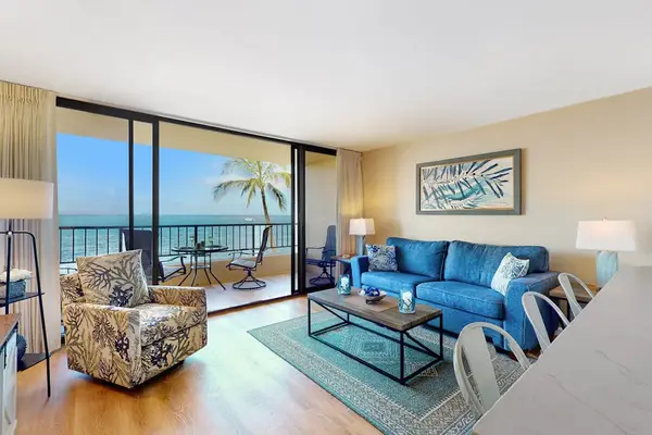 Bright Living With Endless Views