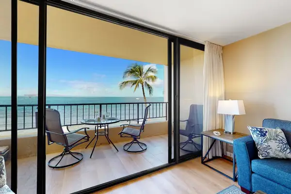 Private Balcony Facing Paradise