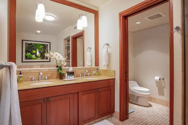 Double vanity with plenty of space to get ready
